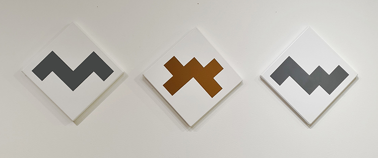 trois polyominos, exposition "Au-delà des lignes", La Passerelle, Mont-Saint-Aignan (janvier 2023)